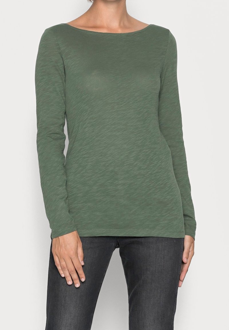 Langsleeve top in olijfgroen, gemaakt van textuurstof met een bootneck. Aangesloten ontwerp, gladde afwerking en een subtiel heatherpatroon.
