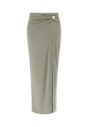 Falda midi de tiro alto en gris claro con abertura lateral y un detalle fruncido asegurado por una pequeña hebilla dorada en la cintura.