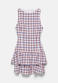 Robe sans manches avec motif à carreaux bleu, blanc et rouge, taille cintrée et jupe à volants superposés.