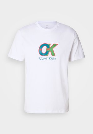 Weißes Baumwoll-T-Shirt mit einem auffälligen Grafikdesign in Rot und Türkis, das in der Mitte den Text "OK" und "Calvin Klein" zeigt. Kurzarm.