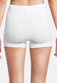 Weiße Baumwollshorts mit einer glatten Textur, ausgestattet mit einem breiten Bund und gesäumten Beinen, die einen taillierten und bequemen Stil bieten.