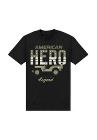 Camiseta negra con el texto "HEROE AMERICANO" y "Leyenda" en franjas verdes y estrellas, junto con un gráfico de un Jeep Willys MB de 1944.