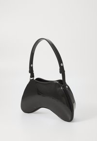 Schwarze Lackhandtasche mit ergonomischer Form, die eine glatte Textur, ein geschwungenes Design, einen einzelnen Tragegriff und silberfarbene Hardware-Akzente bietet.