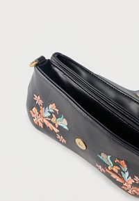 Μαύρο δερμάτινο πορτοφόλι με ανάγλυφα ρόδινα, πορτοκαλί και μπλε λουλουδάτα σχέδια, χρυσό μαγνητικό κούμπωμα και επίπεδη θήκη στο εσωτερικό.