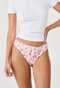 Rosa florale Spitzenunterwäsche mit Rüschensaum und kleinem Rosenmuster. Weicher Stoff mit elastischem Bund.