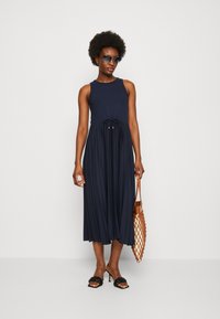 Tommy Hilfiger TANK PLEATED DRESS - Dnevna haljina - desert sky