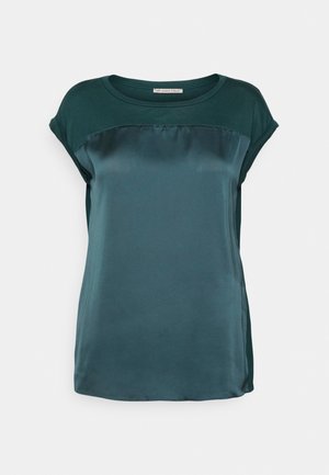 Damebluse med korte ærmer, rund halsudskæring, mørk teal farve og et glat satin frontpanel.