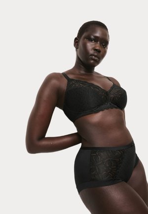 Zwart lingerieset met een beha met kantdetails en bijpassende hooggewaisted shorts, beiden met doorschijnende panelen en stippenstructuur.