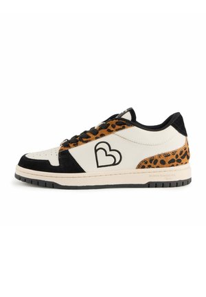 Basket blanche et noire avec un accent en imprimé léopard, arborant un logo en forme de cœur, en cuir et daim, et une semelle en caoutchouc.