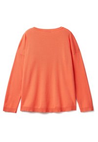 Svetr s dlouhým rukávem v jasně korálové barvě, s uvolněným střihem, žebrovaným výstřihem a lemem, a měkkou, hladkou texturou. Žádné viditelné vzory.