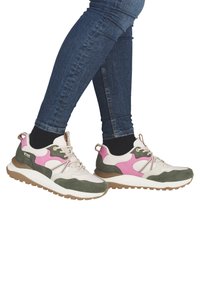 Sportliche Sneakers aus einer Mischung von beigen, rosa und grünen Materialien; strukturiertes Wildleder und glattes Gewebe; weiße, klobige Sohle mit brauner Traktion.