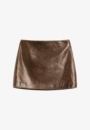 Mini gonna metallica marrone con una texture liscia e lucida. Caratterizzata da un design semplice e linee pulite, con un orlo dritto in fondo.