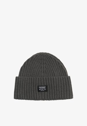 Grijze geribbelde gebreide muts met een omgeslagen boord en een label met "SUPERDRY" merknaam. Zachte textuur en medium dikte voor warmte.
