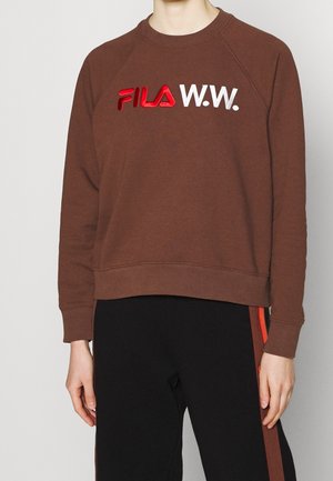 Bruine sweatshirt van katoen, voorzien van een ronde hals, geribbelde mouwen en een geborduurd "FILA W.W." logo in rood en wit over de voorkant.