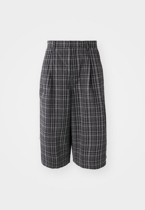 Pantalones cortos de cuadros grises con un ajuste relajado, que presentan pliegues, bolsillos laterales y una textura de tela ligera, diseñados para la comodidad y la transpirabilidad.