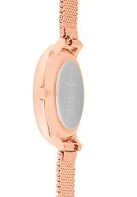 Roséguldtonad klocka med ett meshnätband i rostfritt stål, oval boett och en slät silverfärgad baksida som visar varumärke och ursprungsdetaljer.