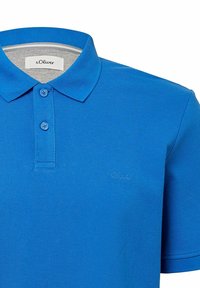 Blaues Polohemd aus strukturiertem Baumwollmix. Es verfügt über einen klassischen Kragen, eine Zwei-Knopf-Leiste und ein gesticktes Markenlogo auf der Brust.