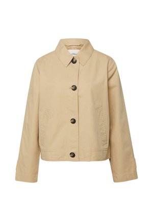 Beżowa kurtka zapinana na guziki z kołnierzem, długimi rękawami, dwoma przednimi kieszeniami i czterema widocznymi ciemnymi guzikami na środku.