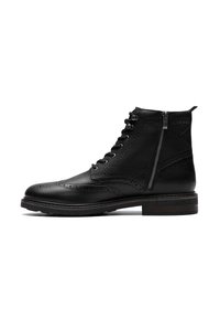 Černé kožené kotníkové boty s brogue detaily, šn�ěrováním vpředu, bočním zipem a texturovaným povrchem. Obsahují vrstvený dřevěný podpatek.