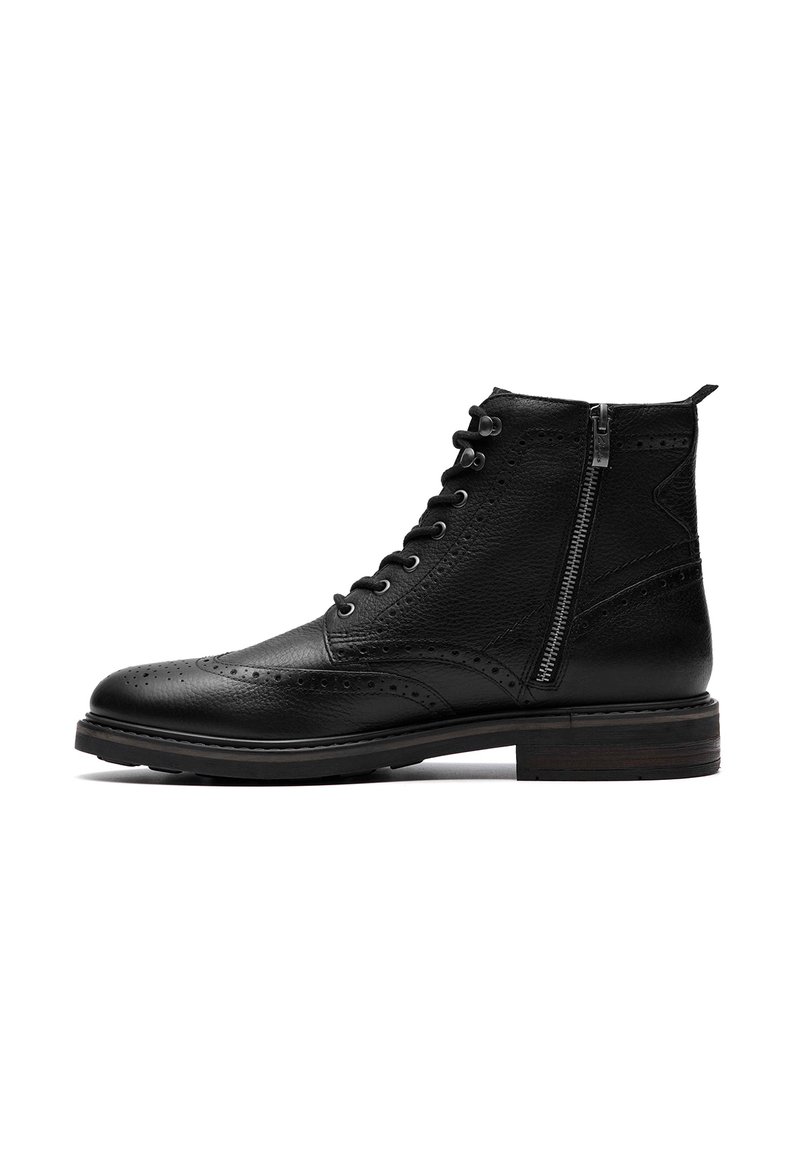 Černé kožené kotníkové boty s brogue detaily, šněrováním vpředu, bočním zipem a texturovaným povrchem. Obsahují vrstvený dřevěný podpatek.