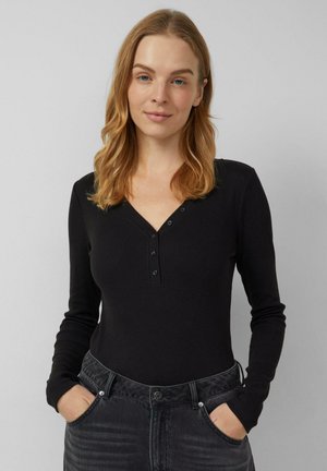 - Bluzka z długim rękawem