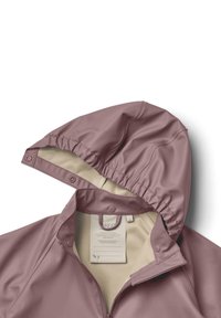 Vandafvisende hættejakke i dæmpet mauve med en glat ydretekstur, beige foer, lynlås foran og trykknapper nær kraven.