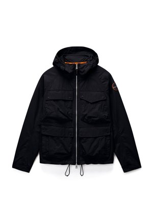 Chaqueta negra con capucha, cremallera frontal, cuatro bolsillos con solapa, cordones ajustables en el dobladillo y parche circular con logo en la manga izquierda.