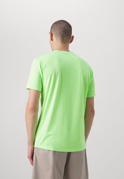 Lys grøn kortærmet t-shirt lavet af glat, letvægtsstof med rund halsudskæring og en afslappet pasform, set bagfra.