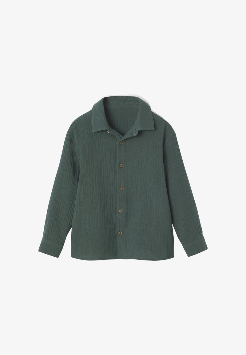Chemise texturée à manches longues, vert foncé, avec un col et cinq boutons marron sur le devant, posée à plat sur fond blanc.