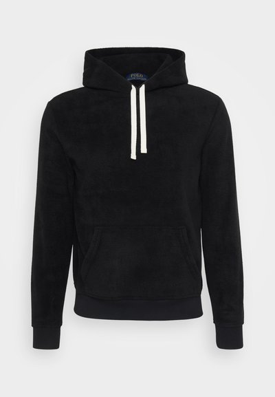 Moleton preto com capuz, bolso frontal, cordões brancos e bainha e punhos canelados. Textura macia e design casual.