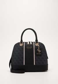 Czarna i szara torebka Guess z dwiema górymi uchwytami, odpinanym paskiem na ramię, złotymi akcentami oraz wzorem logo na całej powierzchni.