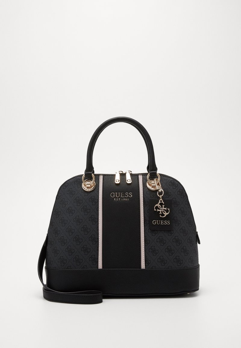 Czarna i szara torebka Guess z dwiema górymi uchwytami, odpinanym paskiem na ramię, złotymi akcentami oraz wzorem logo na całej powierzchni.
