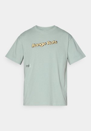 Camiseta de manga curta verde-claro com "Range Rats" em texto negrito preto e amarelo; apresenta um pequeno rótulo retangular de lado.