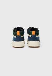 Marineblauwe en groene hoge sneakers met witte en oranje accenten, van suède materiaal, ronde vorm en een gestructureerde zool. Geox-logo op de hak.