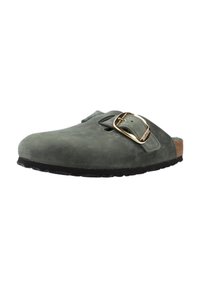 Grüne Wildleder-Schuhe im Clog-Stil mit einer goldenen Schnalle, Korkfußbett und strukturiertem schwarzen Gummisohle. Mit abgerundetem Zehenbereich und Belüftungslöchern.