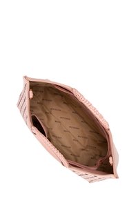 Różowa skórzana torba tote o plecionej teksturze i wyciętym wzorze. Wnętrze charakteryzuje się jasnobrązową podszewką z powtarzającym się nadrukiem logo marki.