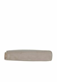 Estuche de ante beige para gafas con textura suave, forma rectangular, extremo abierto y bordes cosidos para mayor durabilidad.