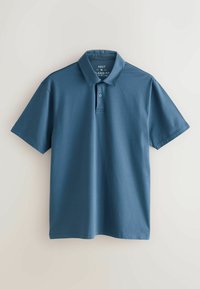Blå kortærmet poloshirt med krave og to-knaps lukning, mærket som relaxed fit, størrelse medium, lavet i Sri Lanka.