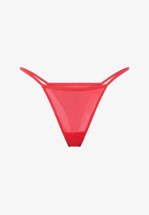 Tanga de malla roja transparente con doble tira lateral, aislado sobre fondo blanco.