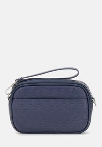 Bolso sintético azul marino con textura geométrica, cierre de cremallera y una correa de muñeca desmontable. Presenta el logo de la marca estampado en la parte delantera.