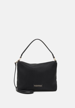 Sac à bandoulière noir Valentino avec texture côtelée, plaque logo dorée, et deux sangles—une courte poignée et une sangle bandoulière ajustable.