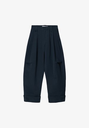 Granatowe, szerokie, krótkie spodnie z plisami z przodu, szlufkami na pasek, bocznymi kieszeniami i mankietami u dołu.