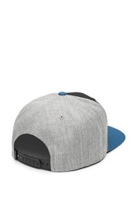 Grå stof baseball cap med en blå flad skygge og knap på toppen, der har en sort justerbar rem bagpå og en tekstureret overflade.