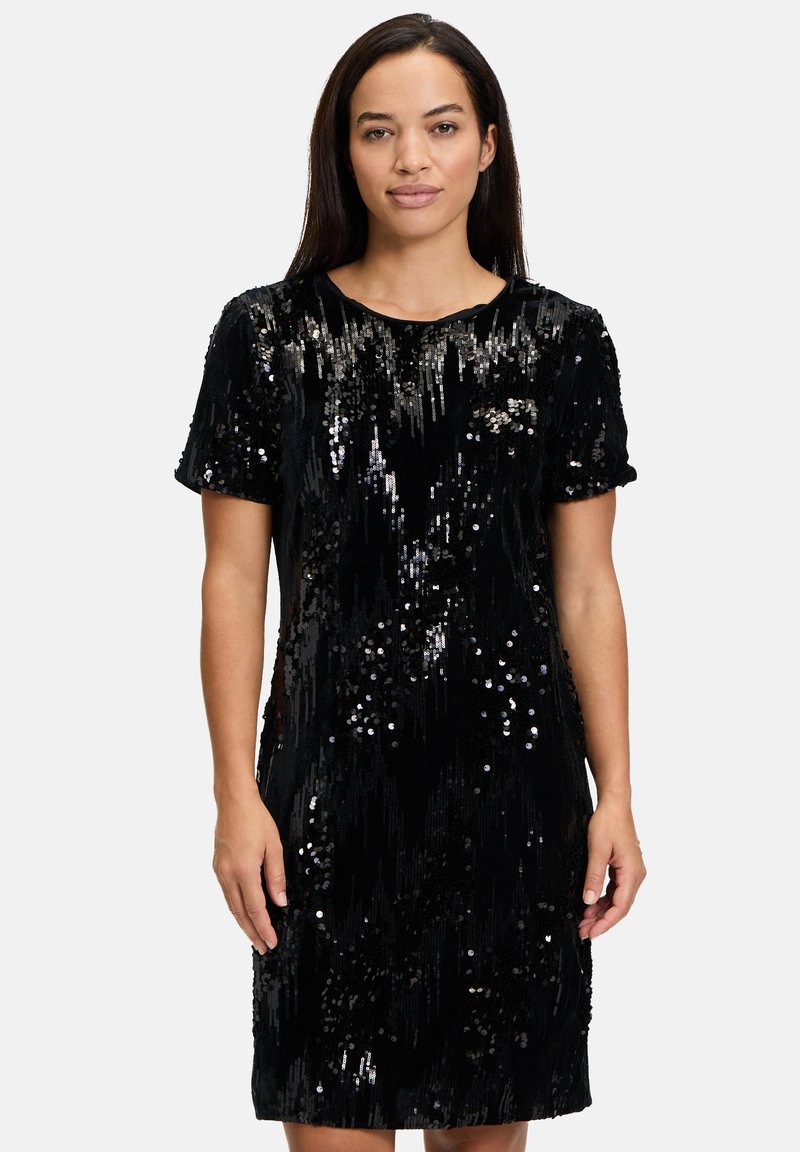 Czarna sukienka z cekinami, z krótkimi rękawami, z teksturowanym wzorem opadających cekinów, okrągłym dekoltem i prostym krojem.