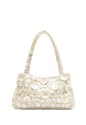 Kleine cremefarbene Handtasche mit über 50 weißen Knöpfen verschiedener Größen, die Vorderseite und Griff auf einem schlichten weißen Hintergrund bedecken.