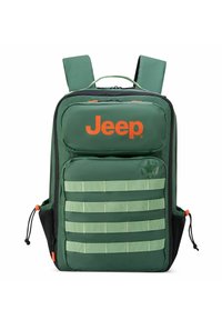 Mochila verde con el logo "Jeep" en naranja, que cuenta con correas acolchadas, acentos de bandolera y múltiples compartimentos. Incluye bolsillos laterales de malla.