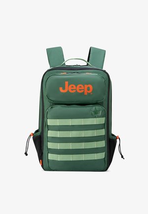 Mochila verde con el logo "Jeep" en naranja, que cuenta con correas acolchadas, acentos de bandolera y múltiples compartimentos. Incluye bolsillos laterales de malla.