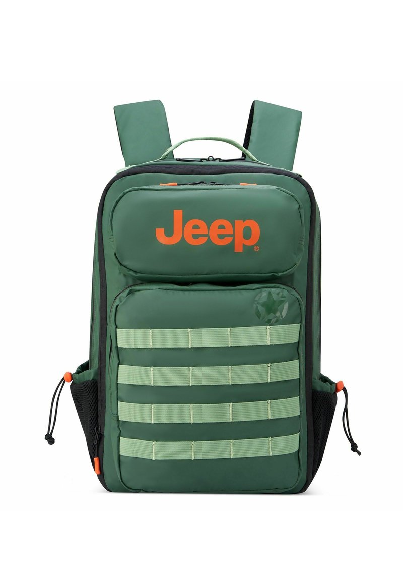 Mochila verde con el logo "Jeep" en naranja, que cuenta con correas acolchadas, acentos de bandolera y múltiples compartimentos. Incluye bolsillos laterales de malla.