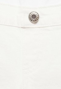 Bijeli denim središnjim detaljem u obliku srebrnog gumba i suptilnom teksturom. Pojas ima glatku završnicu s ušivenim akcentima.