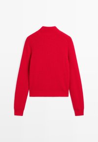 Röd stickad tröja med hög krage, ribbad struktur och långa ärmar. Kort design med åtsittande nederkant och framträdande raglanseams.